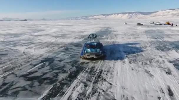 バイカル湖の氷の上の冬には 観光客のグループがKhivusに行きます ロシアの冬 ロシア イルクーツク地方 2021年2月14日 — ストック動画