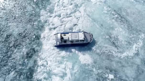 バイカル湖の氷の上の冬には 観光客のグループがKhivusに行きます ロシアの冬 ロシア イルクーツク地方 2021年2月14日 — ストック動画