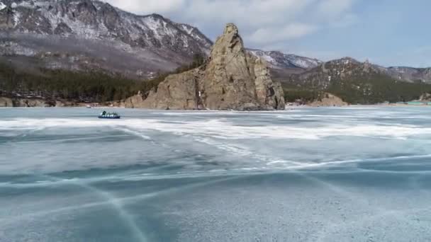バイカル湖の氷の上の冬には 観光客のグループがKhivusに行きます ロシアの冬 ロシア イルクーツク地方 2021年2月14日 — ストック動画