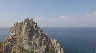 ProRes. Baykal Gölü. Olkhon Adası. Adanın kalbi Şamanka Kayası 'dır. Poleslok Khuzhir. İnsansız hava aracından yaz ateşi.