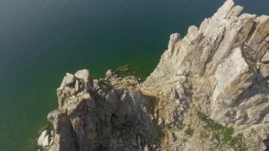 ProRes. Baykal Gölü. Olkhon Adası. Adanın kalbi Şamanka Kayası 'dır. Poleslok Khuzhir. İnsansız hava aracından yaz ateşi.