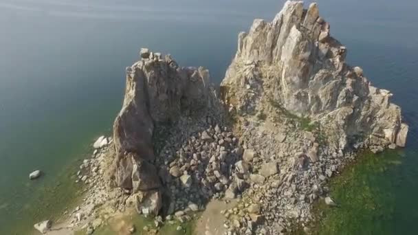 プロレスだ バイカル湖だ オルホン島 島の中心部はシャマンカ岩です Poleslok Khuzher 無人機からの夏の撮影 — ストック動画
