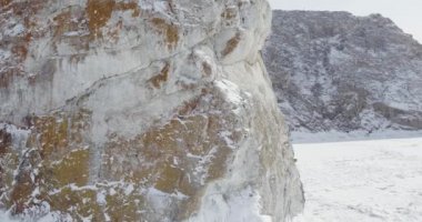 Baykal Gölü. Donmuş buzlar. Buz homurdanmaları. Olkhon Adası. Buryatia. 4K Video