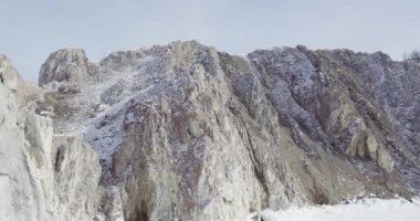 Baykal Gölü. Donmuş buzlar. Buz homurdanmaları. Olkhon Adası. Buryatia. 4K Video