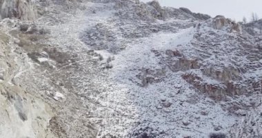 Baykal Gölü. Donmuş buzlar. Buz homurdanmaları. Olkhon Adası. Buryatia. 4K Video