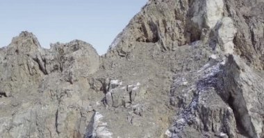 Baykal Gölü. Donmuş buzlar. Buz homurdanmaları. Olkhon Adası. Buryatia. 4K Video