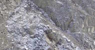 Baykal Gölü. Donmuş buzlar. Buz homurdanmaları. Olkhon Adası. Buryatia. 4K Video