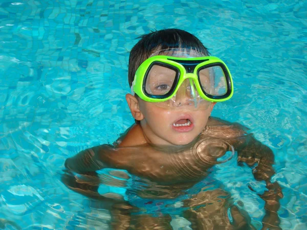 Jongen in het zwembad — Stockfoto