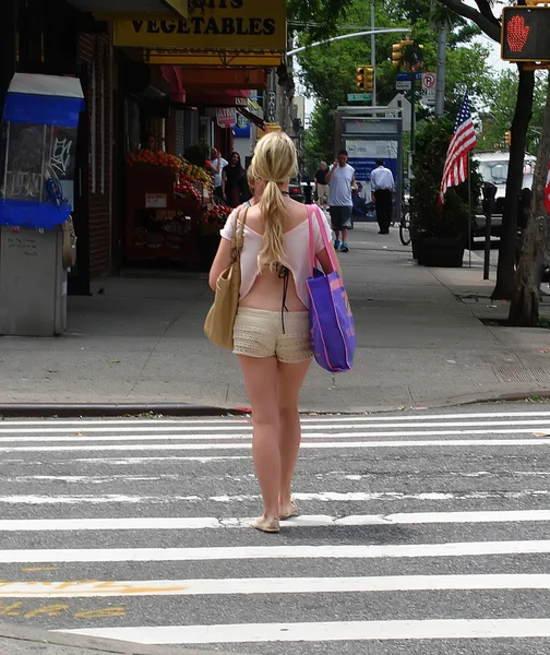 Women crossing road — Stock Photo, Image