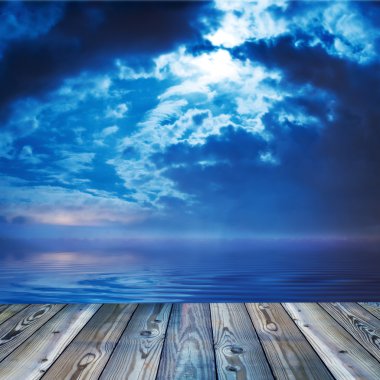 Deniz veya göl twilight sırasında güverte görünümü