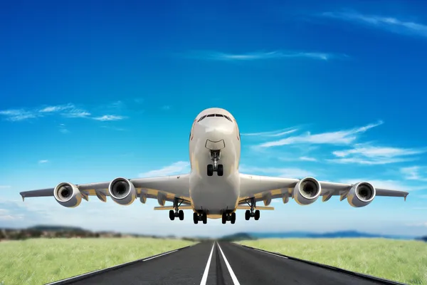 Large jet taking off runway — Stock Photo, Image