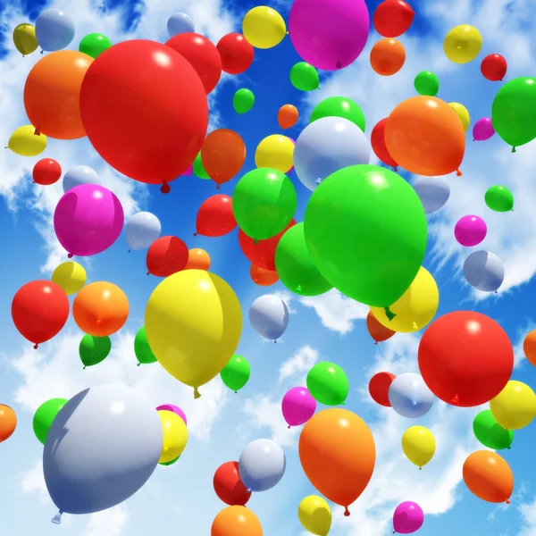 Palloncino multicolore rilasciato nel cielo — Foto Stock