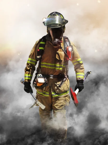 Un bombero atraviesa una pared de humo en busca de sobrevivientes . —  Fotos de Stock