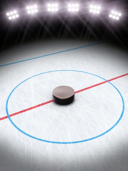 Hockey sur glace sous les lumières. Espace pour le texte ou la copie . — Photo