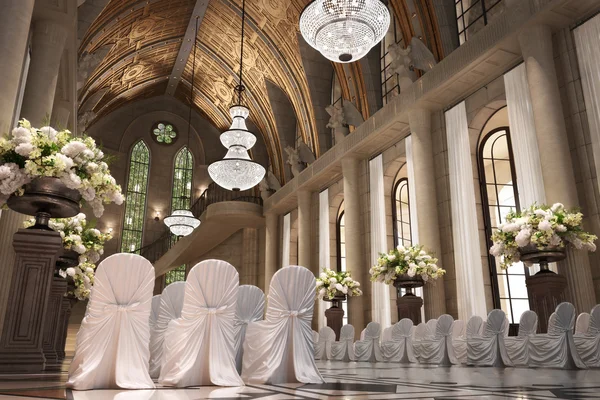 Église cathédrale mariage intérieur avec rangées de chaises élégantes — Photo