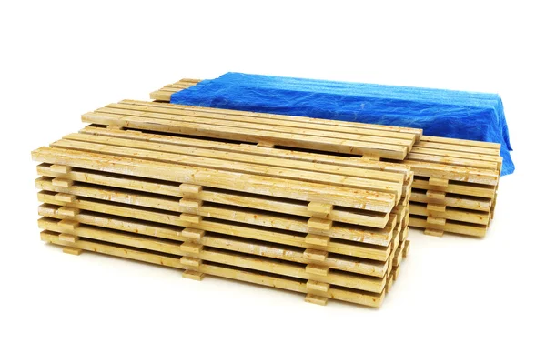 Montones de madera de construcción de madera sobre un fondo blanco . — Foto de Stock