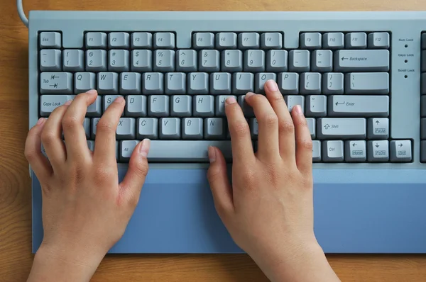 Handen op toetsenbord — Stockfoto