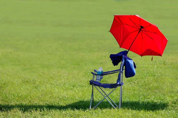 Paraplu en stoel — Stockfoto