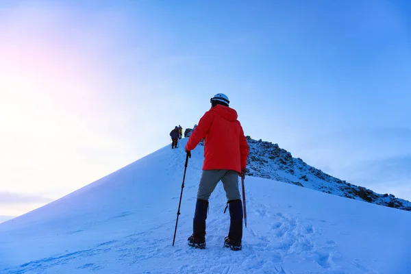 Bergsklättraren Når Toppen Ett Snöigt Berg Solig Vinterdag — Stockfoto