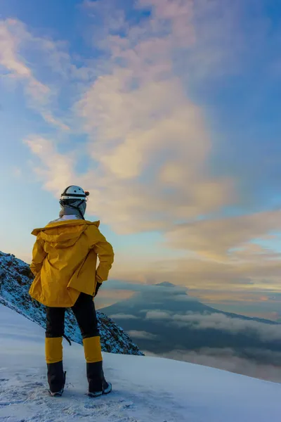 Succesvolle Vrouw Wandelaar Zonsopgang Berg Top — Stockfoto