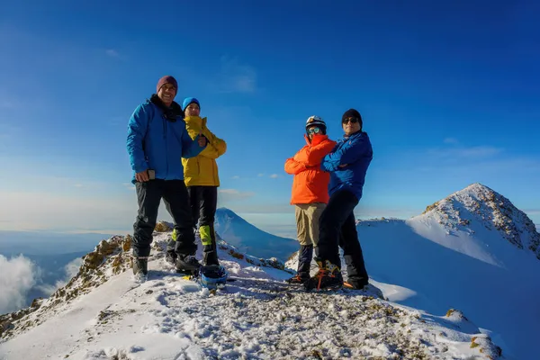 Groupe Randonneurs Touristes Amis Tient Sommet Montagne Prenant Une Photo — Photo