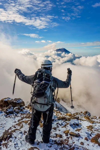 Hombre Encuentra Borde Acantilado Con Hermoso Cielo Con Volcán Popocatepetl —  Fotos de Stock