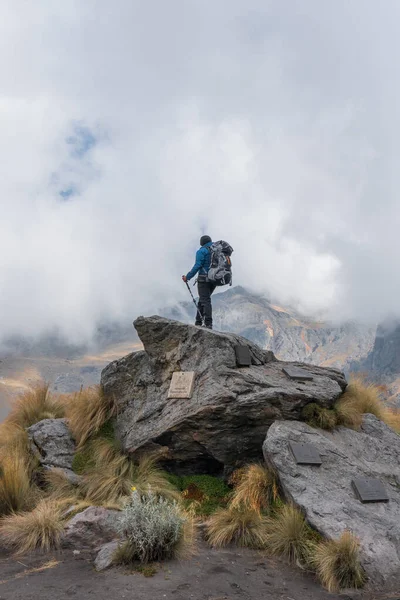 女人名徒步旅行者的一座山的顶上 — 图库照片