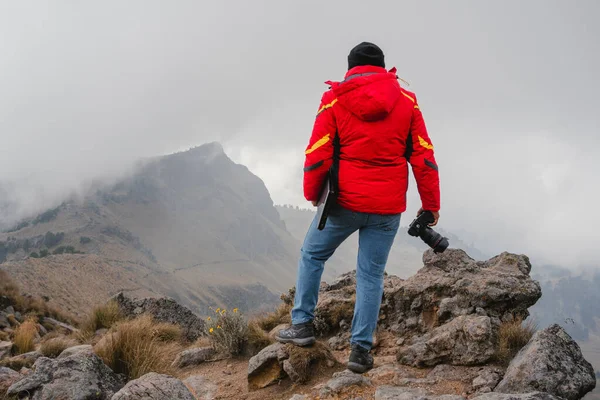 Joven Fotógrafo Sosteniendo Cámara Digital Una Montaña —  Fotos de Stock