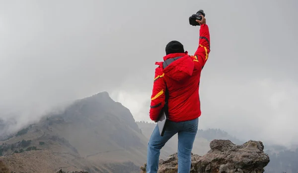 Fotógrafo Con Cámara Moderna Mirando Vista Mientras Viaja Por Las —  Fotos de Stock