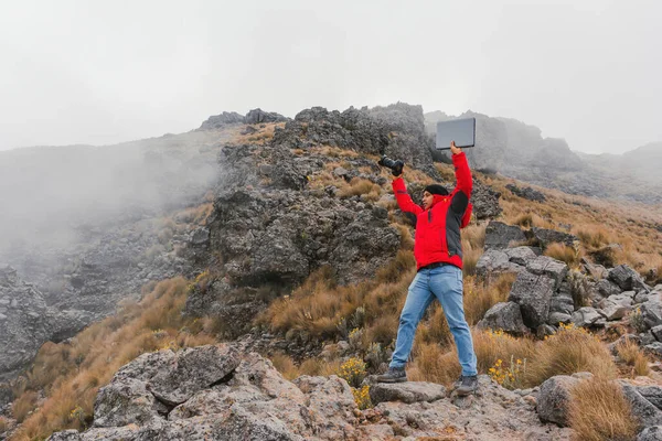 Kamera Komputer Ręku Człowiek Turysta Stojący Skalistym Skraju Patrząc Krajobraz — Zdjęcie stockowe