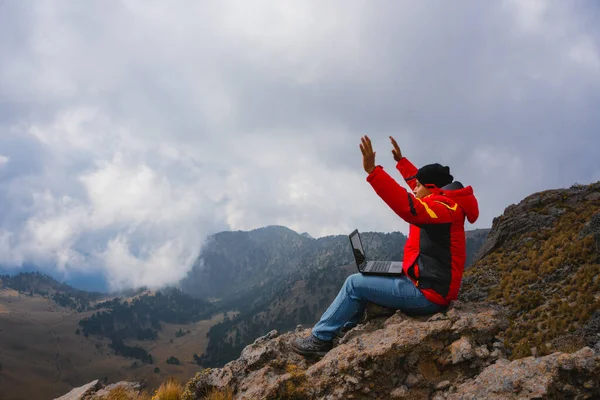 Hombre Sentado Borde Del Acantilado Con Vista Panorámica Montaña Trabajo —  Fotos de Stock