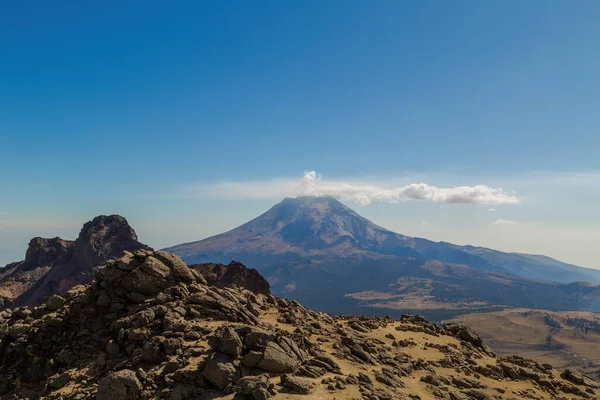 イツタキシャルから見たポポカテペトル火山の火口 — ストック写真