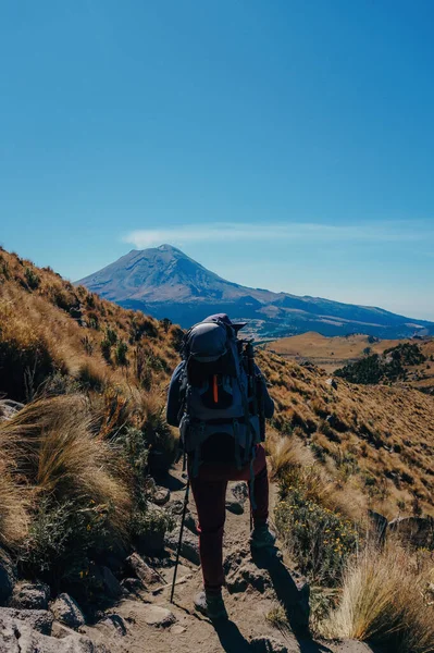 Hombre Mirando Montañas —  Fotos de Stock