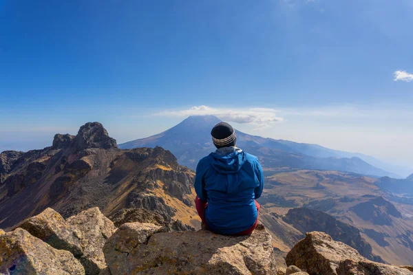 Człowiek Siedzący Skale Wulkanie Iztaccihuatl Obserwuje Wulkan Popokatepetl — Zdjęcie stockowe