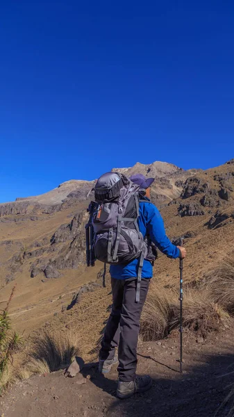 Een Man Die Een Heuvel Beklimt Bergen Van Iztaccihuatl Vulkaan — Stockfoto