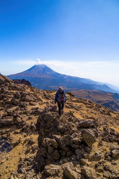 Man Klättrar Uppför Kulle Bergen Iztaccihuatl Vulkan — Stockfoto