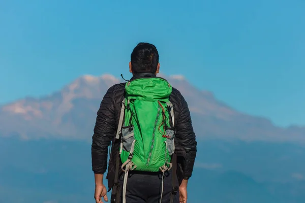 带着沉重背包在山上远足的男人 — 图库照片