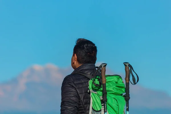 Man Wearing Brightly Coloured Clothes Looking Out Scenic Mountains — Foto Stock