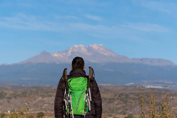 Anonymous Man Only Her Back Visible Overlooking Volcano Iztaccihuatl — Zdjęcie stockowe
