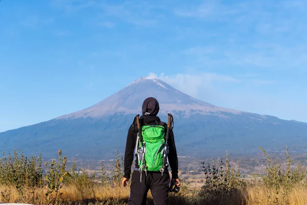 Mirador Excursionista Con Una Mochila Naturaleza —  Fotos de Stock