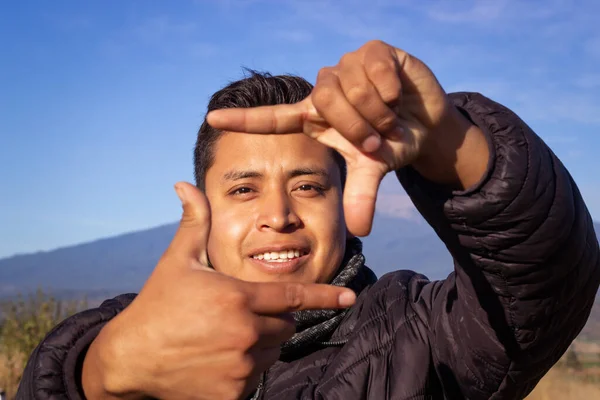 Portrait Jeune Voyageur Avec Arrière Plan Des Montagnes — Photo