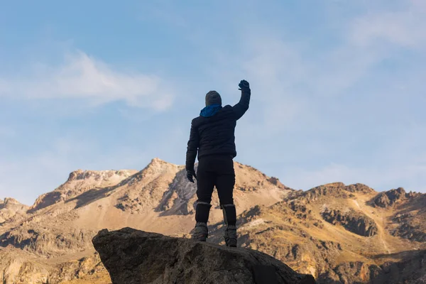 Toerist die op een rotsachtige berg staat — Stockfoto