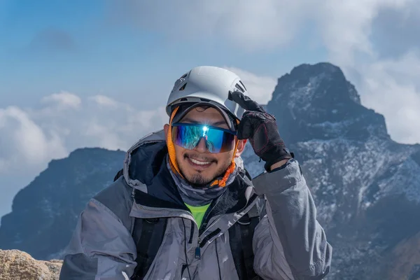Портрет Альпиниста Шлеме Очках Перед Горами — стоковое фото