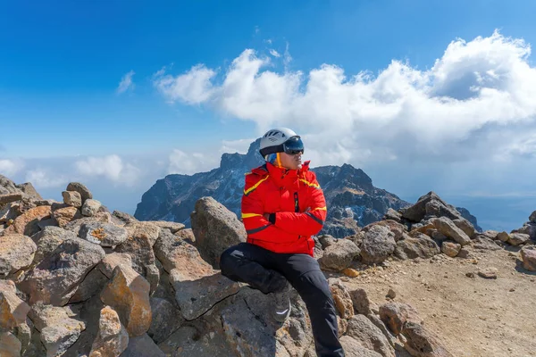 Портрет Альпиниста Шлеме Очках Перед Горами — стоковое фото