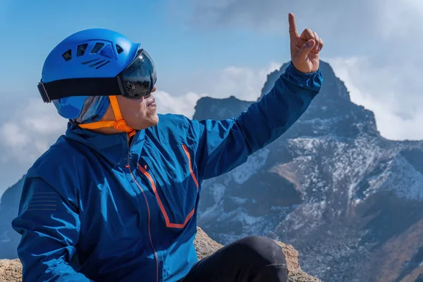 Retrato Alpinista Com Capacete Óculos Frente Montanhas — Fotografia de Stock