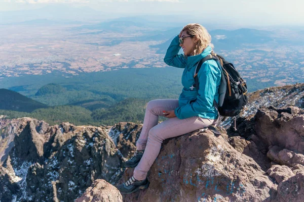 在墨西哥山区登山的女人 — 图库照片