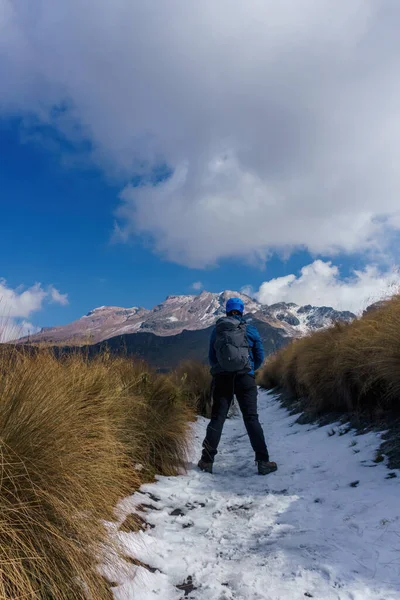 Mužský turista s batohem turistické hory v zimě na slunný den — Stock fotografie