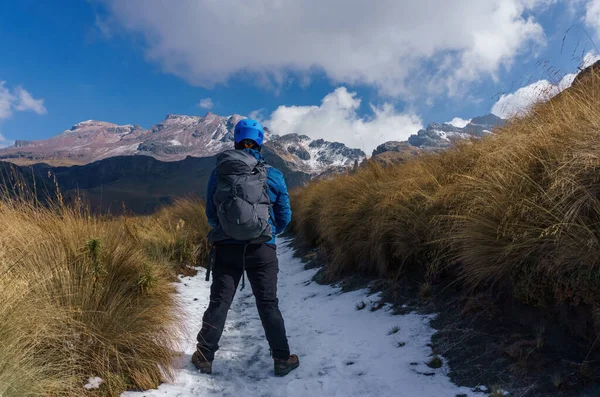 Un senderista adulto invierno montañismo — Foto de Stock