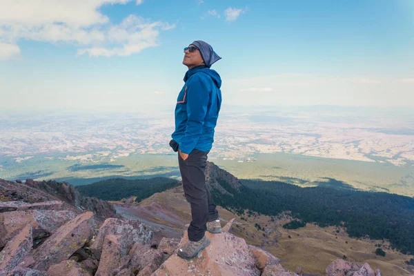 Man staat op bergtop — Stockfoto