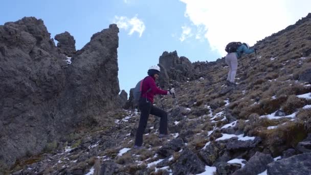 Caminhada em grupo nas montanhas — Vídeo de Stock